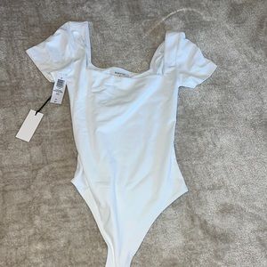 Never worn Aritzia white shortsleeve body suit (sold out in stores)